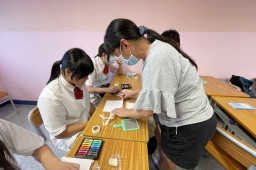 小萍到中學教學生繪畫和諧粉彩