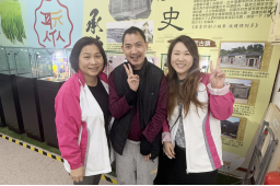 偉斌與工場職員合照