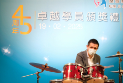 得獎學員台上表演打鼓
