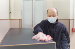 勝發協助宿舍做家務