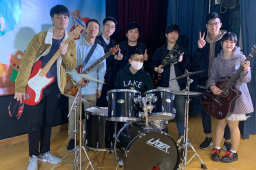 伯浩與好友夾band合照