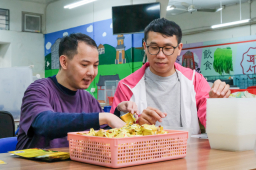 偉斌在工場工作
