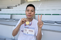 煒森在懷智運動會100米立定跳遠取得獎牌