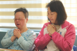 素儀為朋友、家人、宿舍職員祈禱