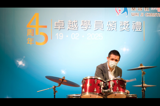 得獎學員台上表演打鼓