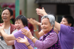 self-determination_彩虹天使 doing exercise with the elderly