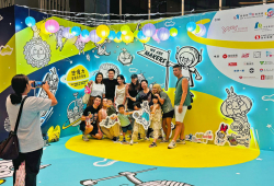 The families came to &quot;More than Market&quot; and took photos on the Mid-Autumn Festival night