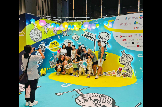 The families came to &quot;More than Market&quot; and took photos on the Mid-Autumn Festival night
