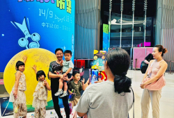 The families came to &quot;More than Market&quot; and took photos on the Mid-Autumn Festival night
